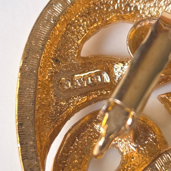 Vintage AVON Signed Paisley Gold Tone Cream Black Red Enamel Clip On Earrings - Picture 5 of 5